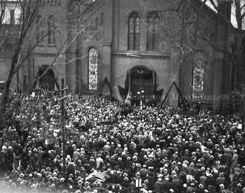 Crowds gathered outside Edwards Congregational Church to remember Calvin Coolidge, January 7, 1933 (Courtesy of the Northampton Historical Society) 