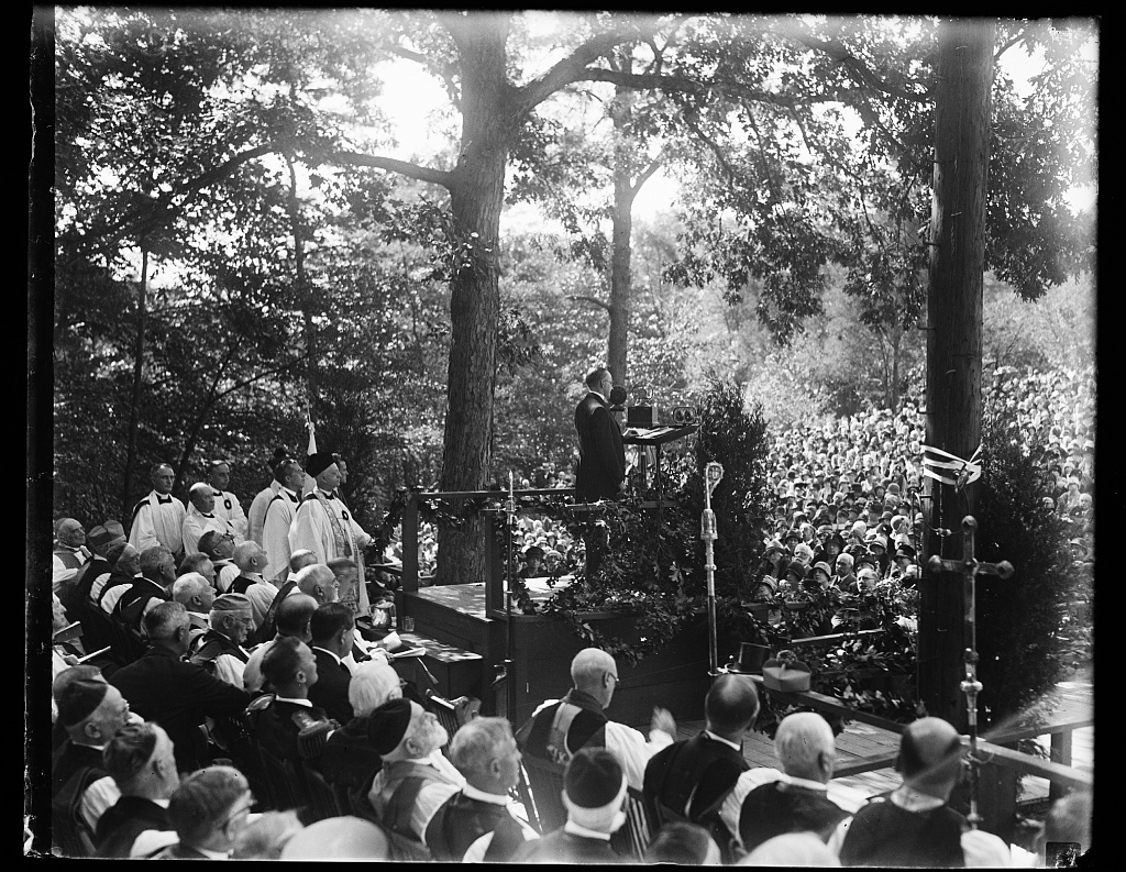 President Coolidge addressing a gathering outdoors, 1928