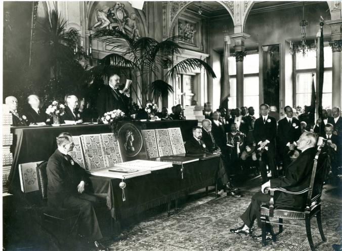 Stetson_Family_Collection_Photo_of_John_B_Stetson_Jr_and_other_distinguised_guests_Written_on_back_of_photo_The_4th_of_July__Kotnowski_reading_his_speech_The_President_in_the_centre_to_r